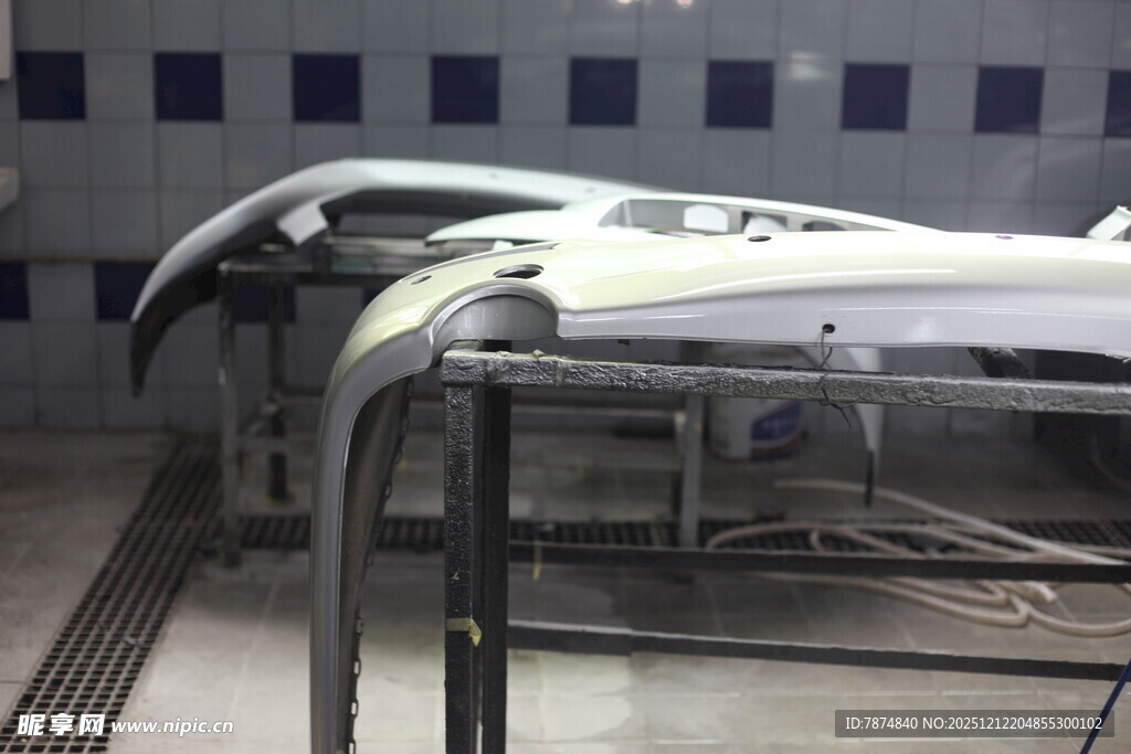 汽车喷漆车间内的车辆