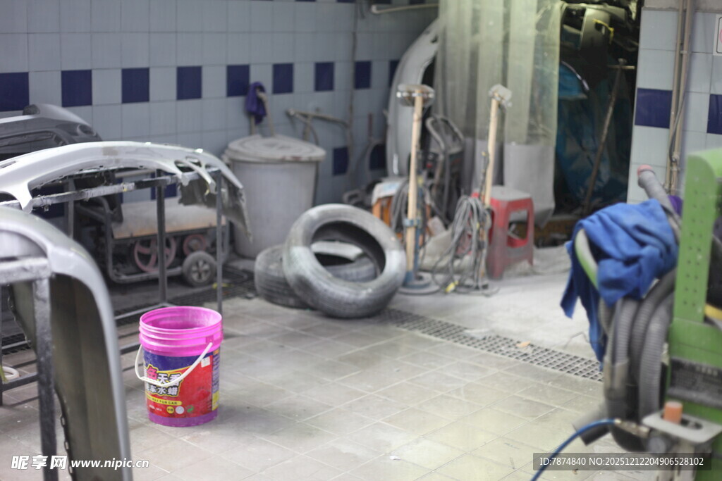 汽车维修车间作业场景