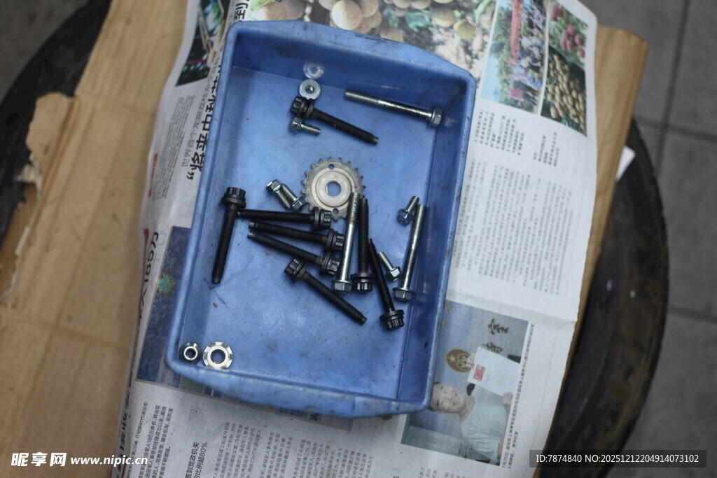 蓝色盒内的机械零件工具