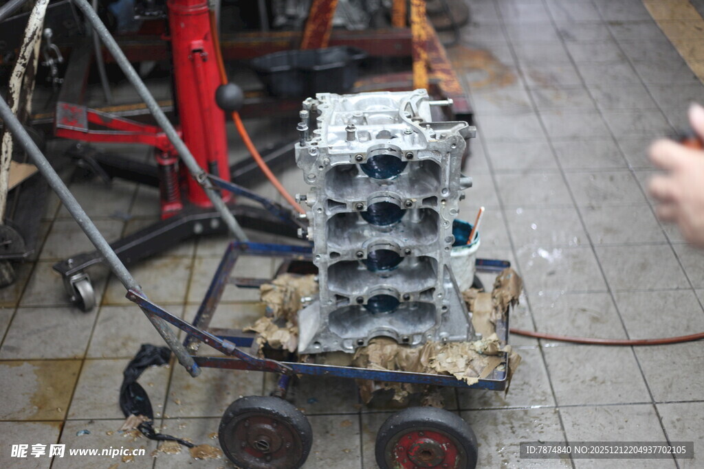 汽车发动机清洗作业