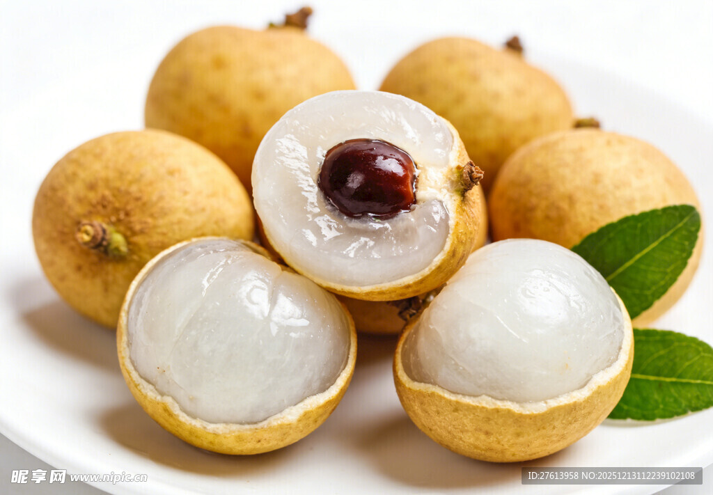 龙眼摆放在白盘上