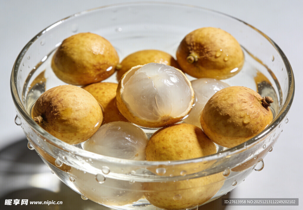 玻璃碗中的龙眼