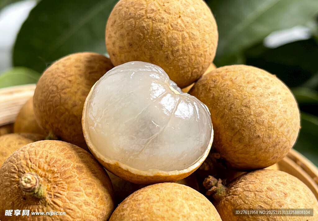 新鲜剥开的龙眼