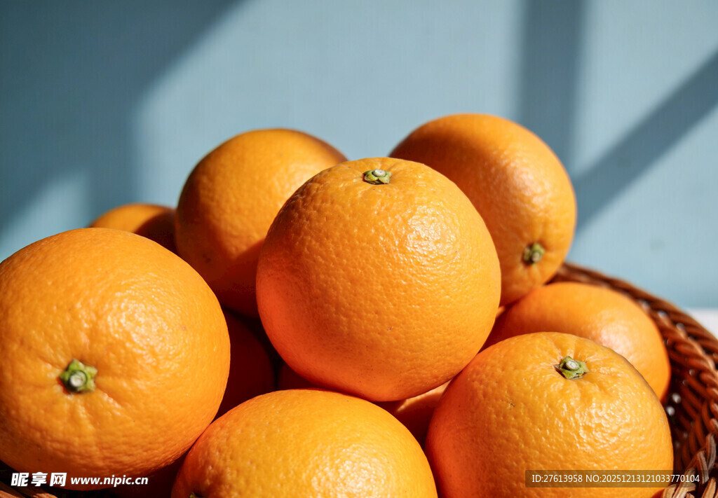 篮子里的新鲜橙子