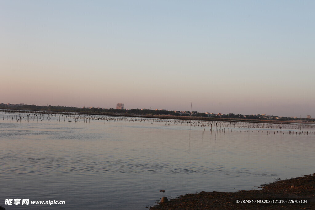 黄昏下的宁静河畔