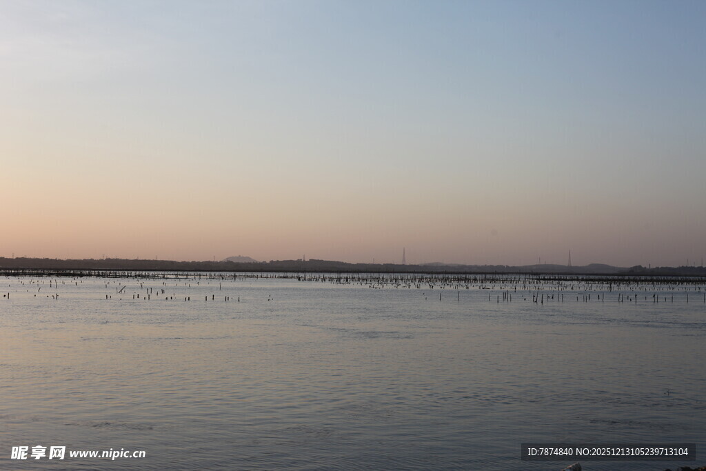黄昏下平静的广阔水域