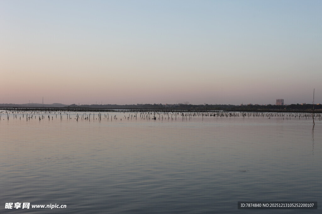 黄昏下平静的广阔水域