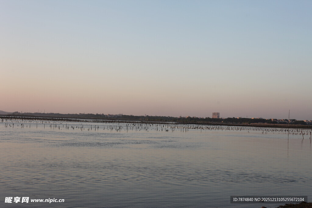 黄昏下的平静水面