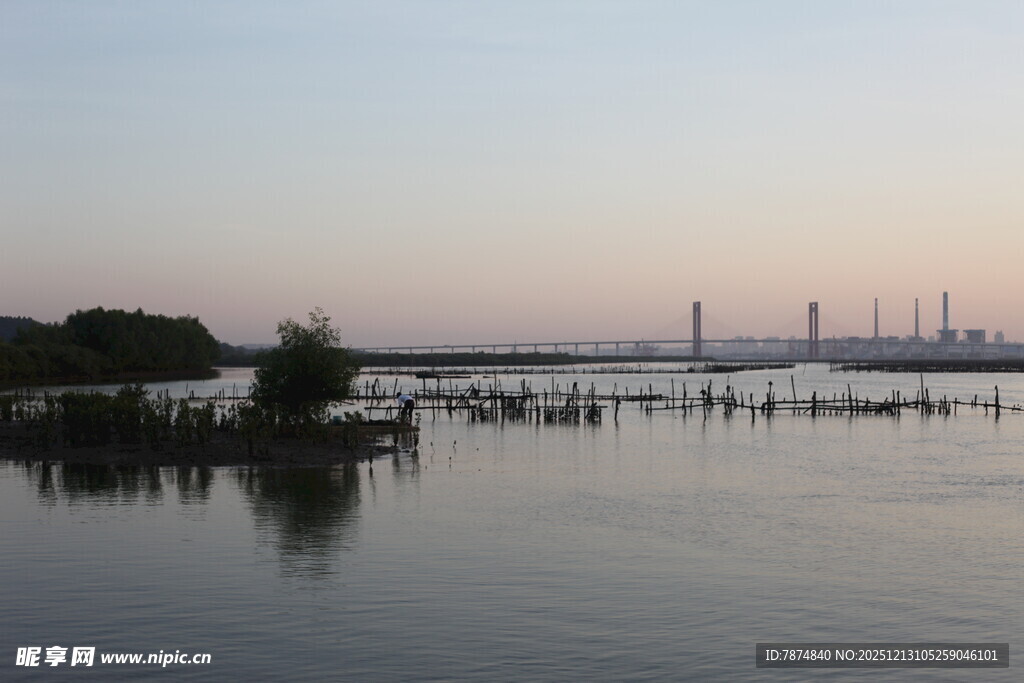 黄昏湖畔静谧景致