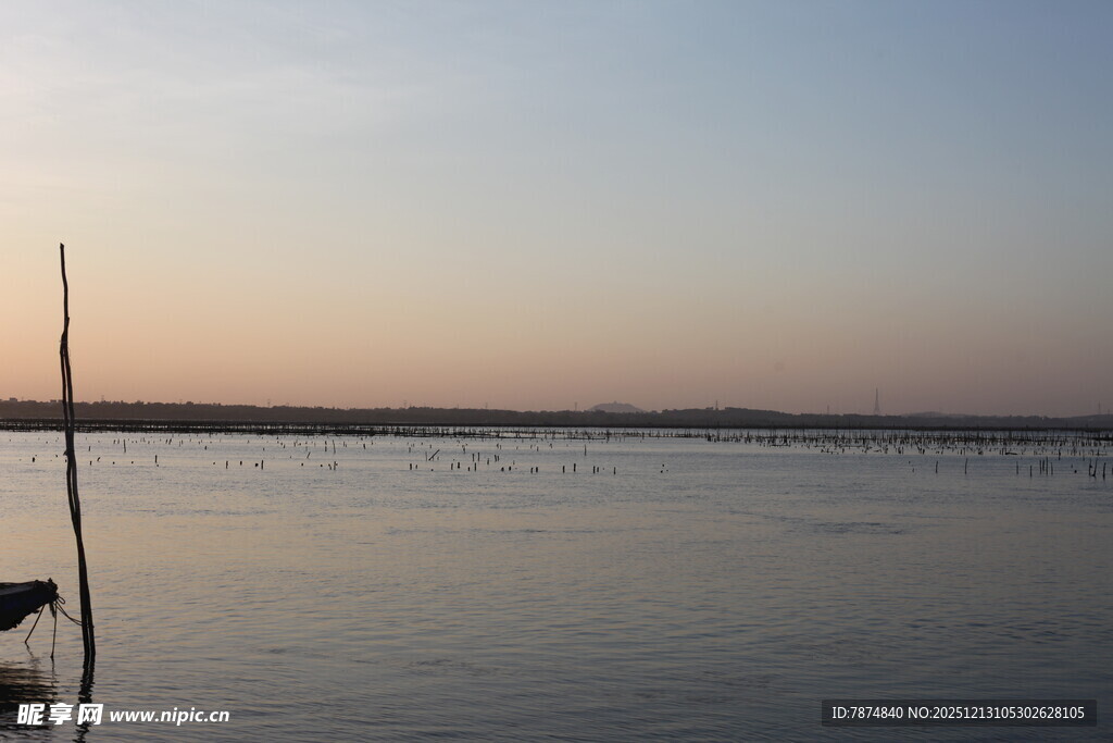 黄昏下的宁静水面