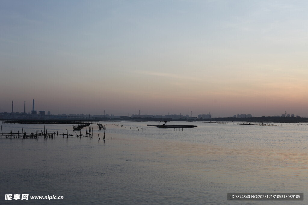 黄昏下宁静的水面与船只