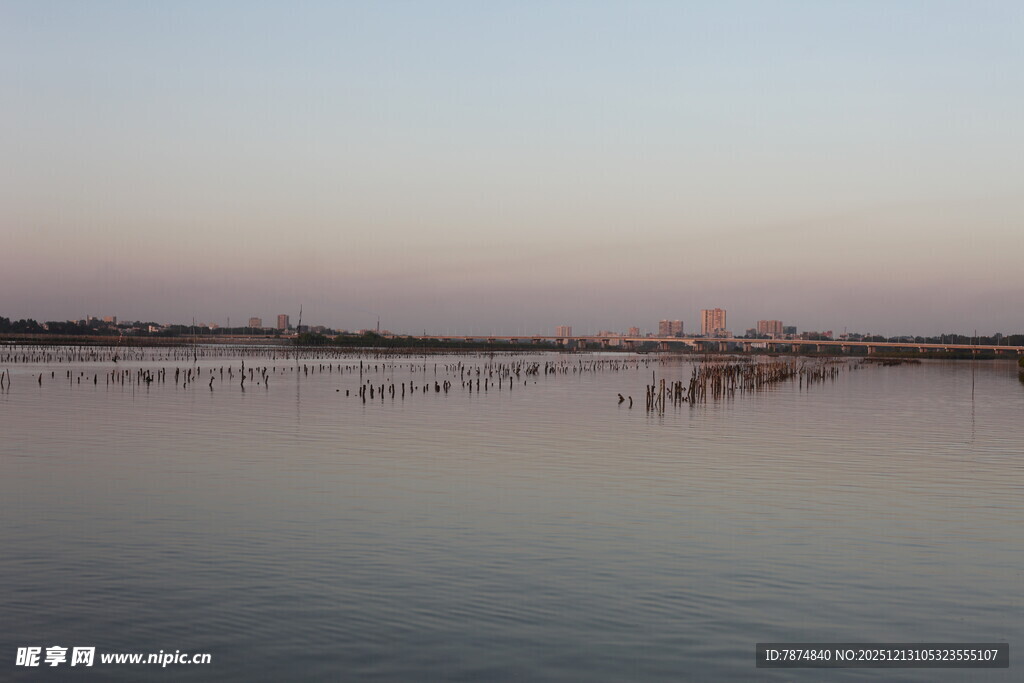 黄昏下的宁静水域