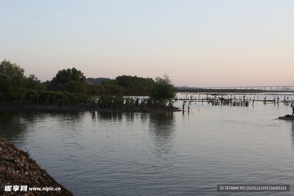 湖畔黄昏静谧水景