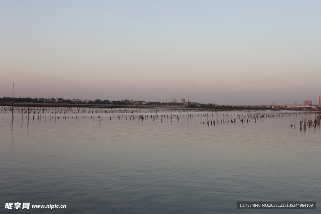 黄昏下的宁静水域景观
