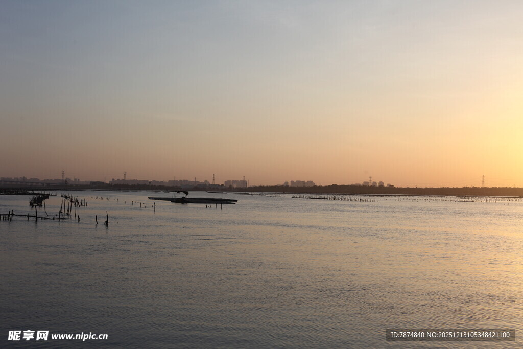 日落时分的宁静水面