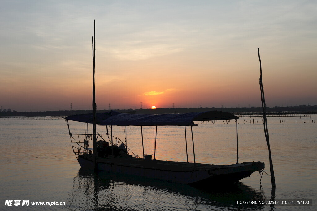 夕阳下的湖畔孤舟