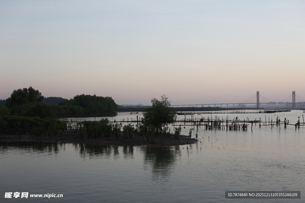 黄昏湖畔静谧风光