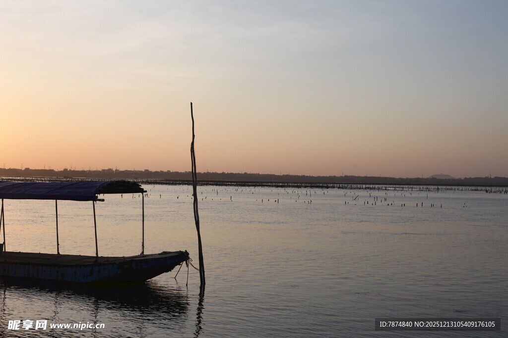 夕阳下的静谧江面小船