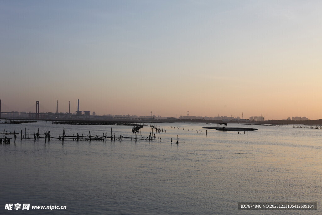 黄昏下的宁静水域景观