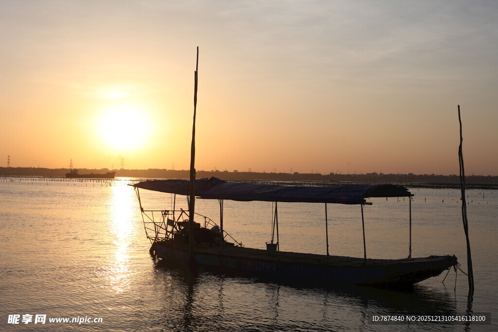 夕阳下的江畔小船