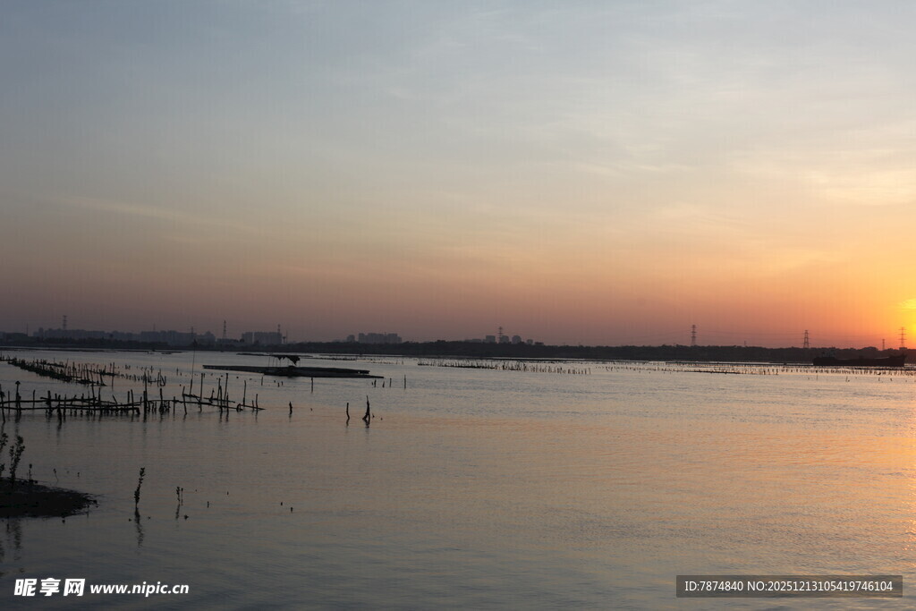 夕阳下的宁静湖面
