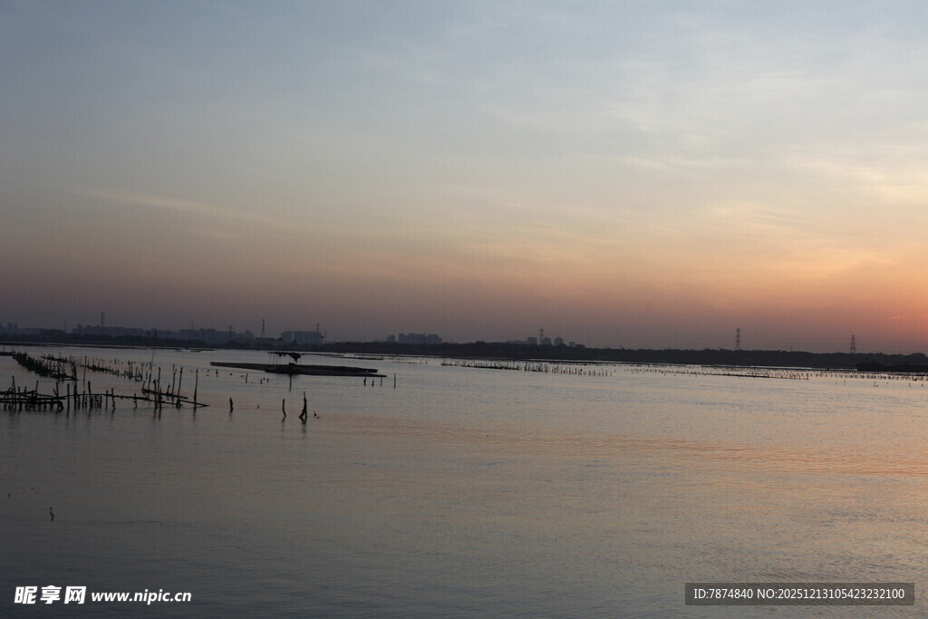 黄昏下宁静的水面风光