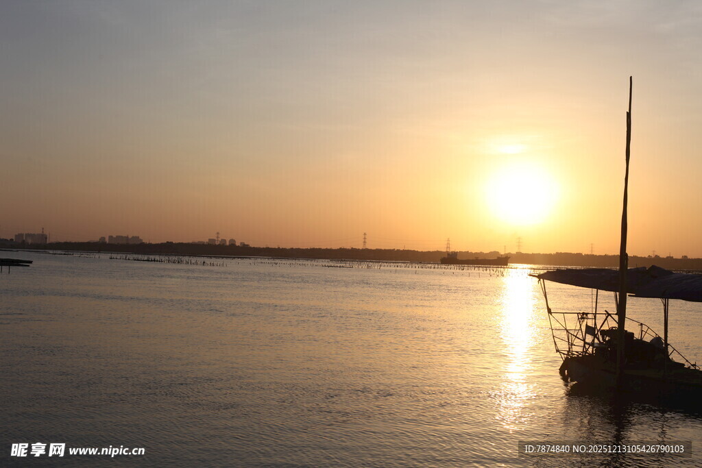 夕阳下的河畔小船