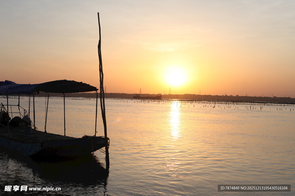 夕阳下的湖面小船