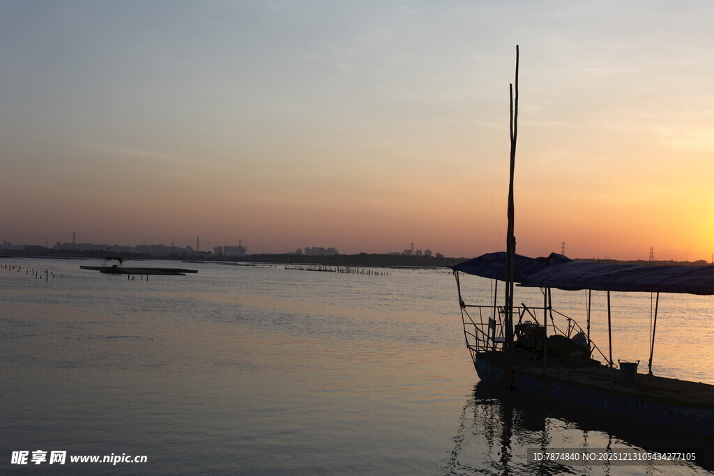 夕阳下的湖畔小船
