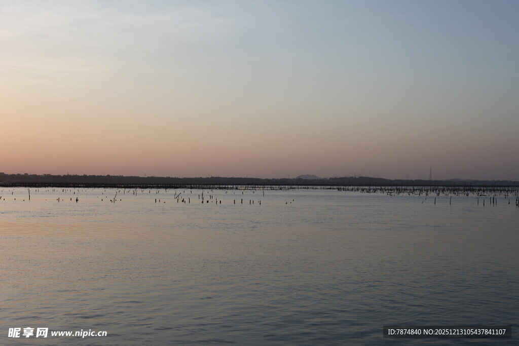 夕阳下的平静湖面
