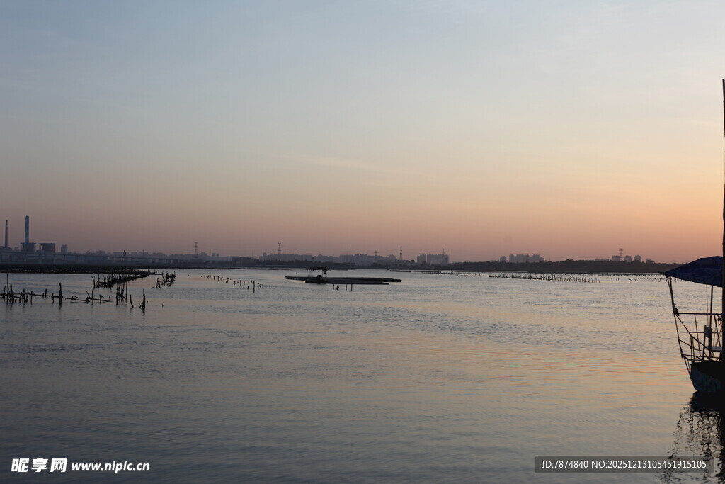 黄昏下的宁静港湾