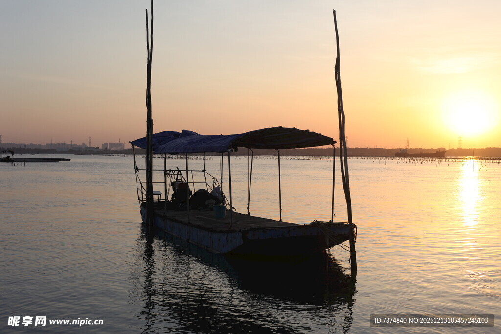 夕阳下的水面小船