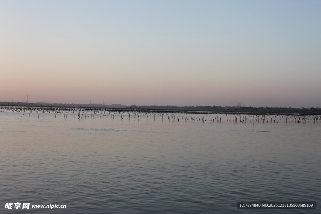 黄昏下的宁静湖面