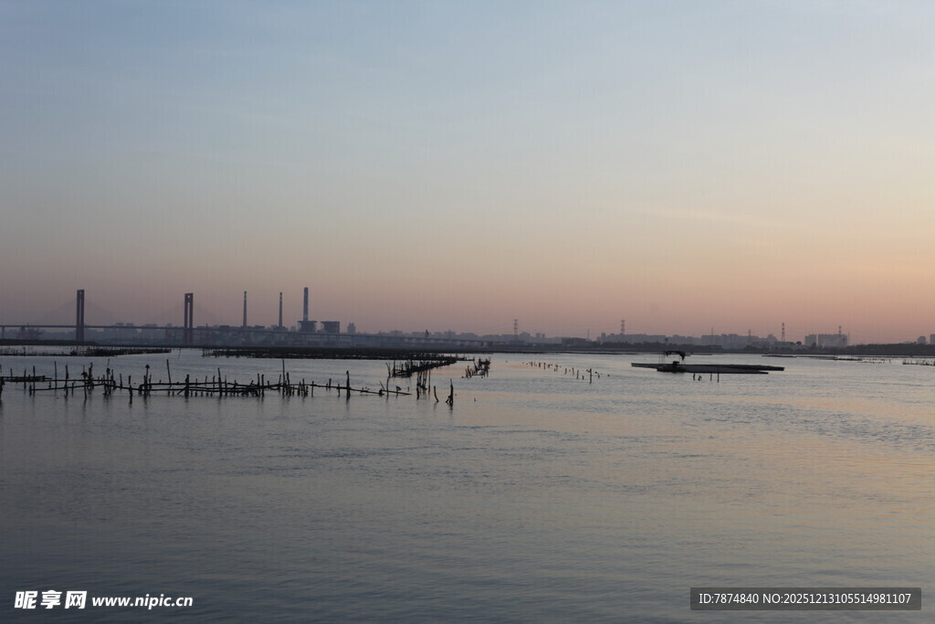 黄昏下的宁静港湾