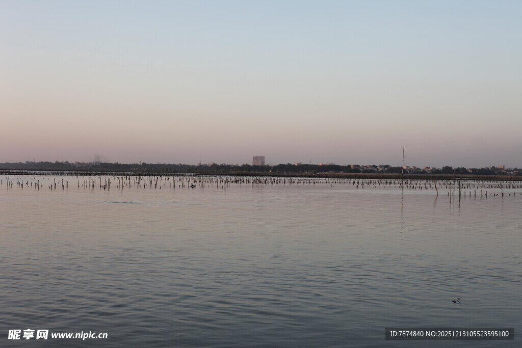 黄昏下的宁静湖面景色