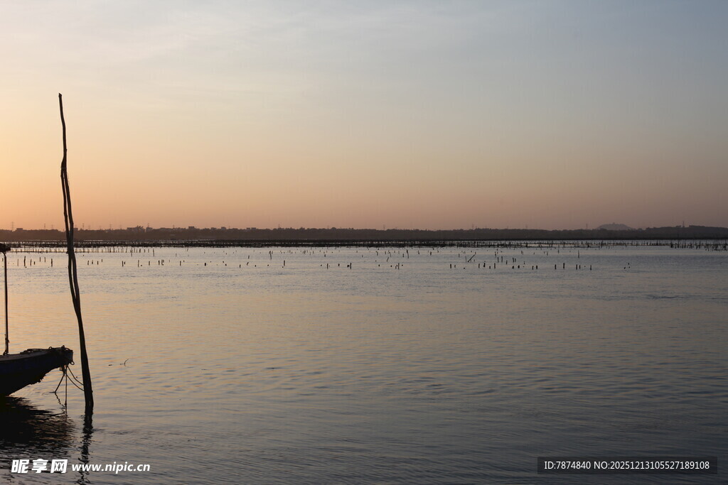 黄昏湖畔的静谧景致