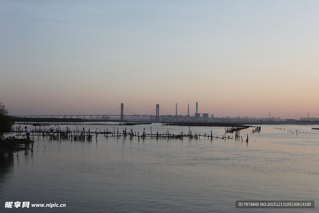 黄昏下的河畔桥梁美景