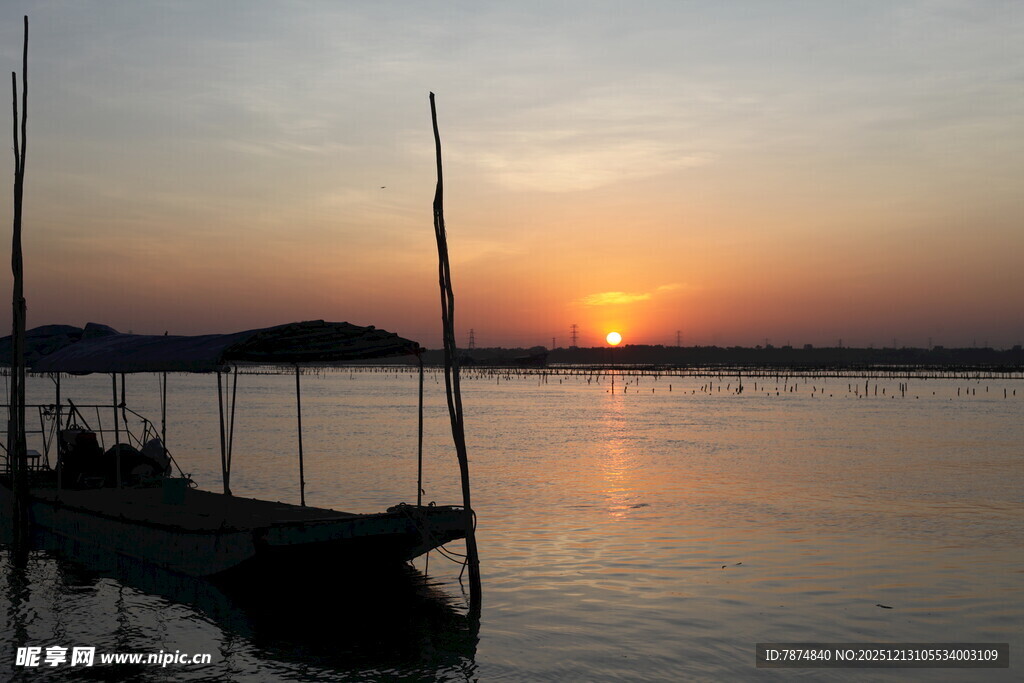 夕阳下的宁静湖畔小船