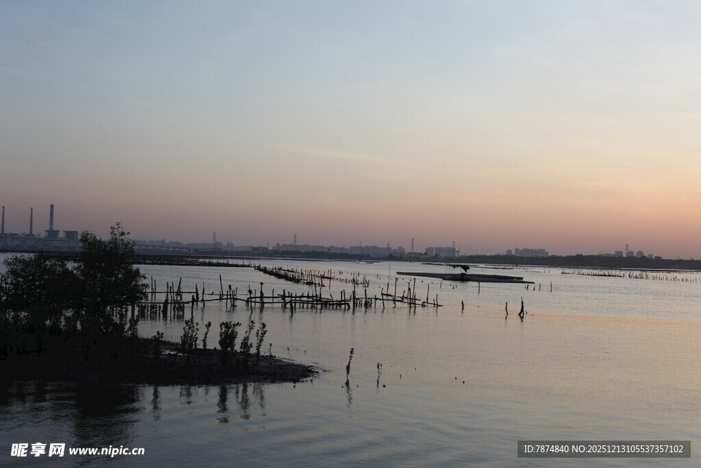 黄昏下宁静的水域景观