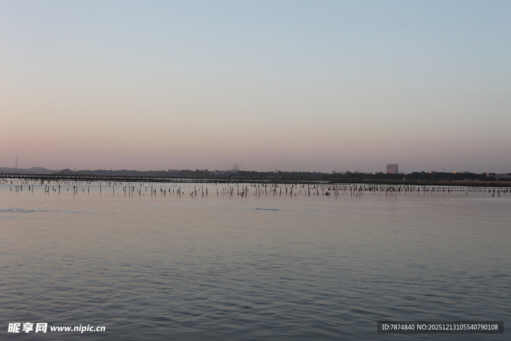 黄昏下的平静湖面