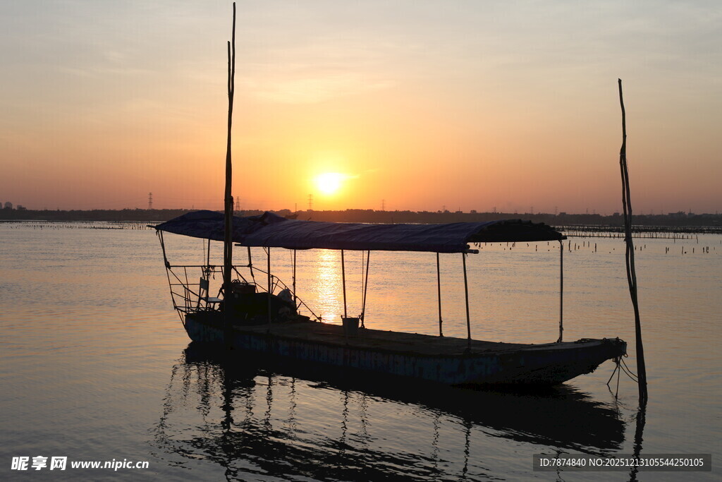 夕阳下湖面的静谧小船