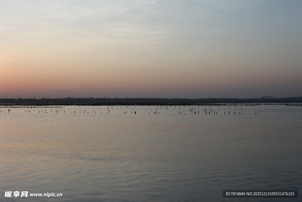 黄昏下的宁静湖面