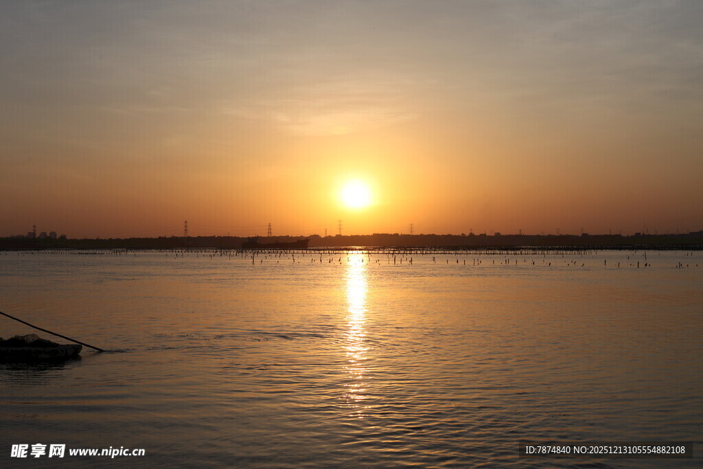 夕阳下的宁静湖面