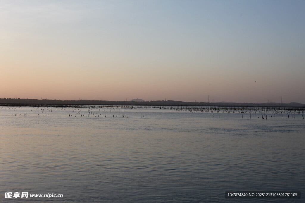 黄昏下宁静的开阔水域