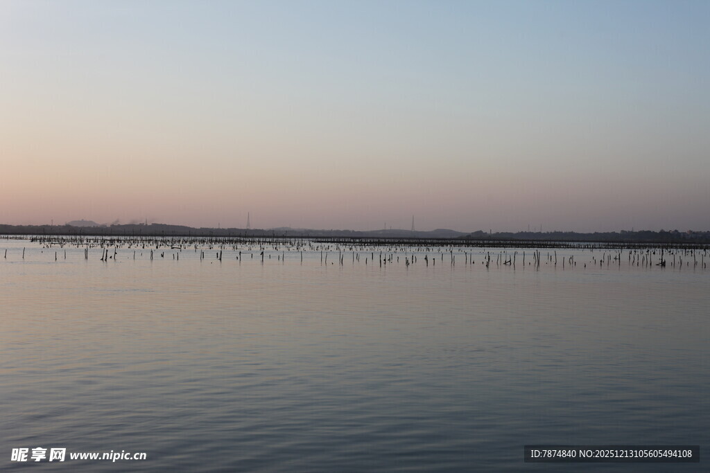 湖畔日落时分的宁静水面