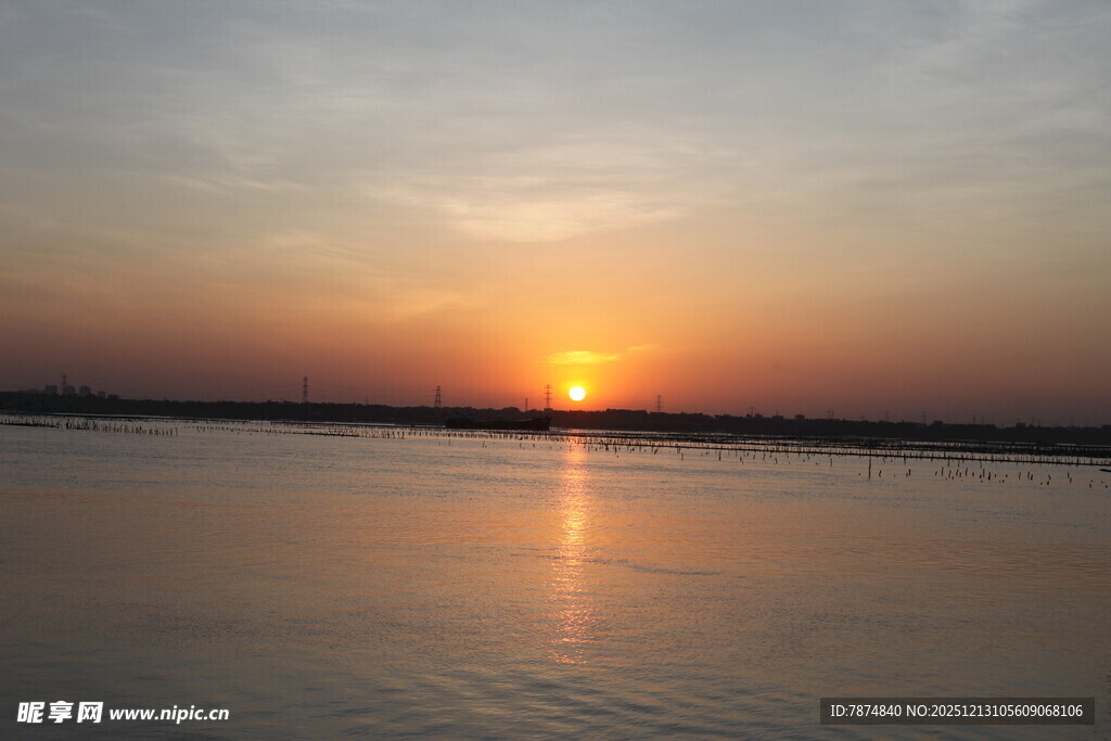 夕阳下的平静湖面