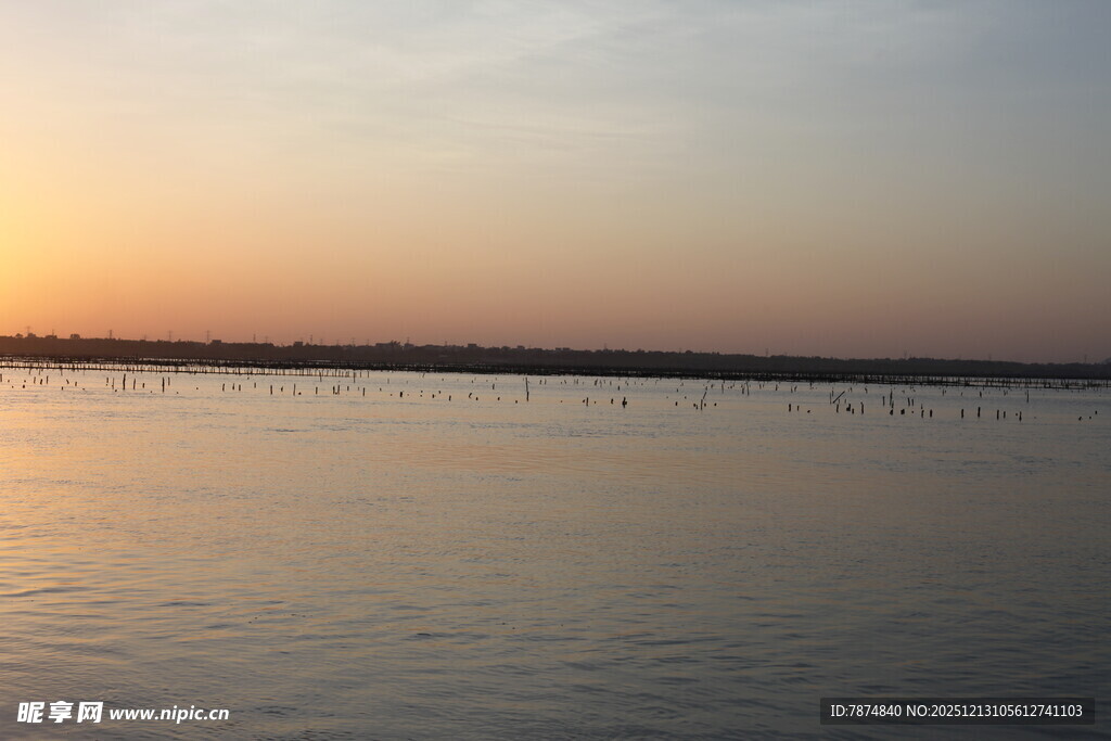 夕阳下的平静水面