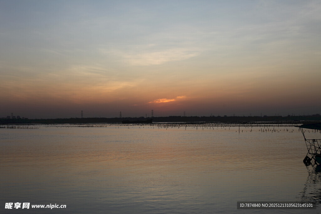 夕阳下的宁静湖面