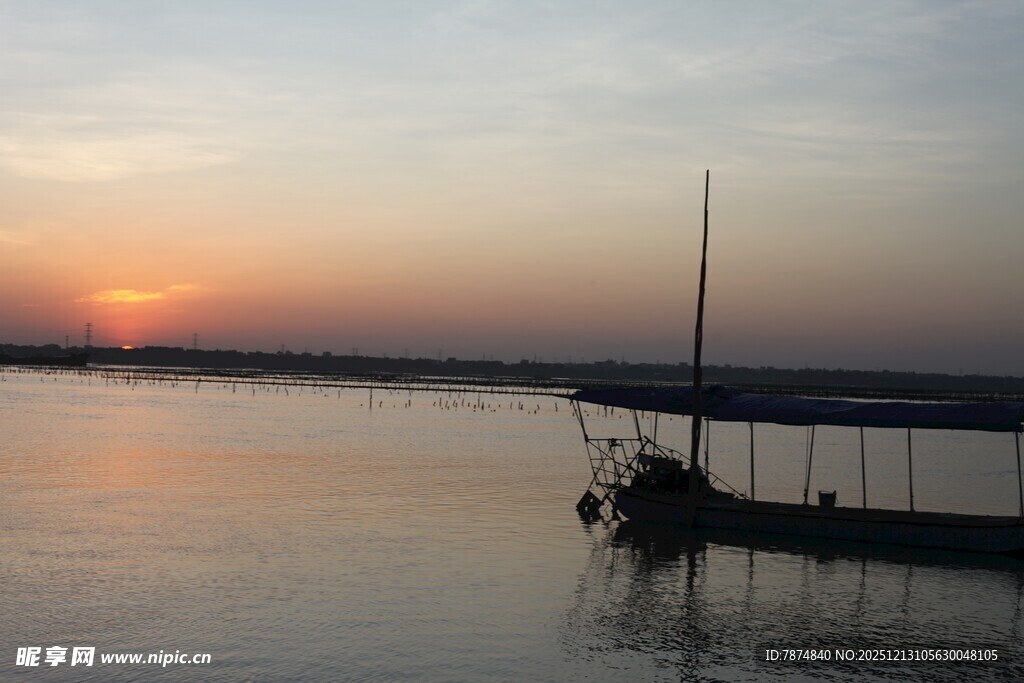 夕阳下的宁静江面小船
