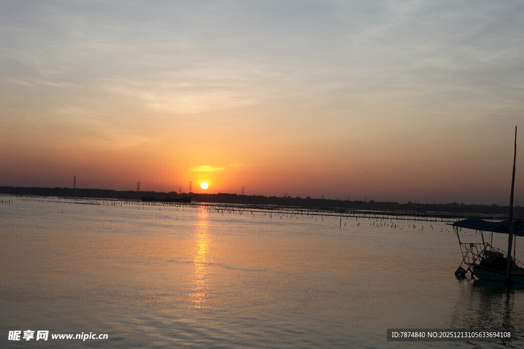 夕阳下的宁静湖面与小船